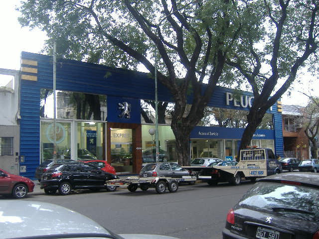 L¨Express. Concesionario Peugeot.  Av Honduras 4154 CABA Proyecto /DDO/Construcción/1.870m2