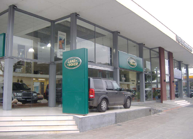 Viel Automotores. Concesionario Volvo Land Rover.  Av Figueroa Alcorta esq V. de la Plaza, CABA Proyecto /DDO/Construcción/850m2